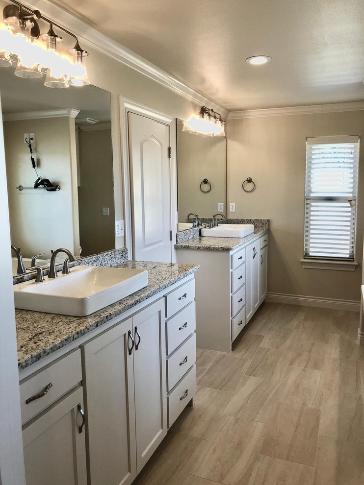 Home design - transitional home design idea in Austin