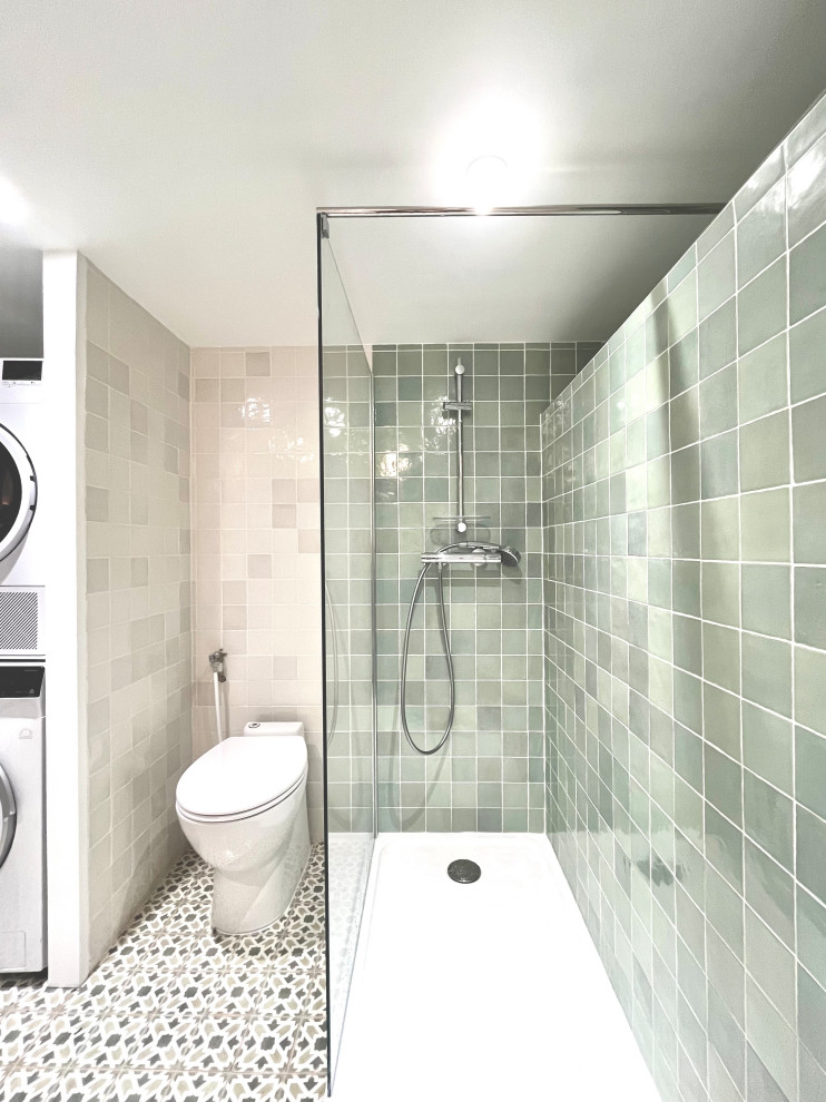 Photo of a medium sized mediterranean shower room bathroom in Paris with a walk-in shower, a one-piece toilet, green tiles, ceramic tiles, white walls, ceramic flooring, a console sink, green floors, white worktops, a laundry area and a single sink.