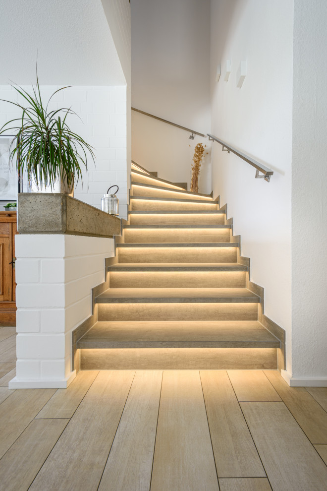Ejemplo de escalera curva actual con escalones con baldosas y contrahuellas con baldosas y/o azulejos