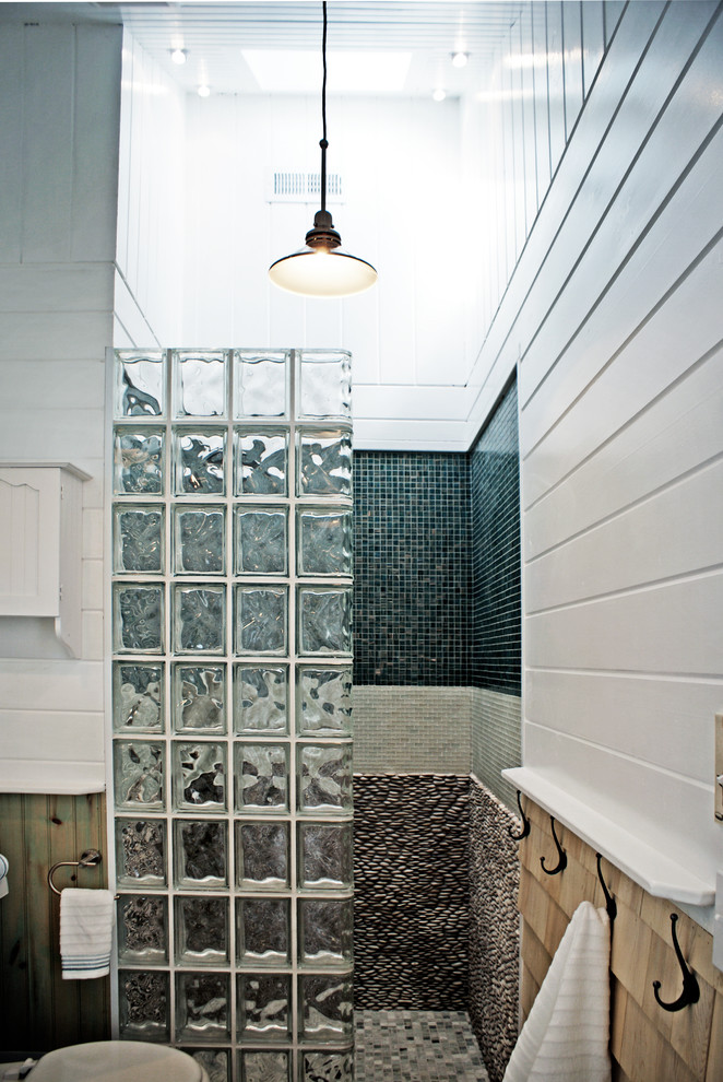 Ispirazione per una stanza da bagno stile marinaro con piastrelle di ciottoli e doccia aperta