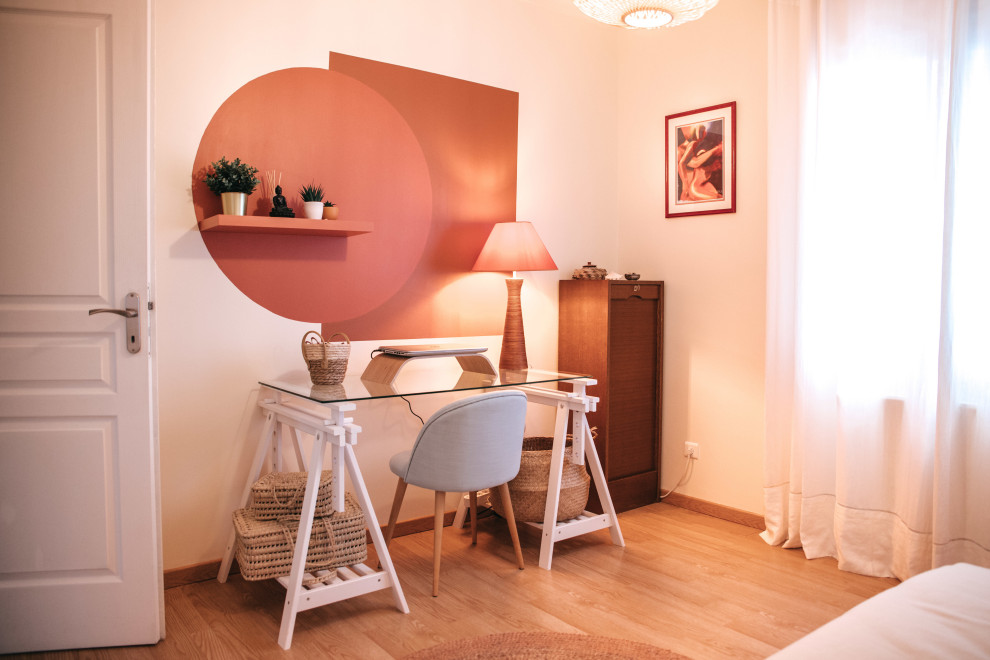 Inspiration pour un bureau traditionnel de taille moyenne avec un mur multicolore, parquet clair, aucune cheminée, un bureau indépendant et un sol marron.