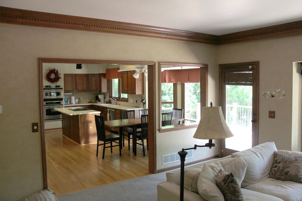 Example of a transitional kitchen design in Cincinnati