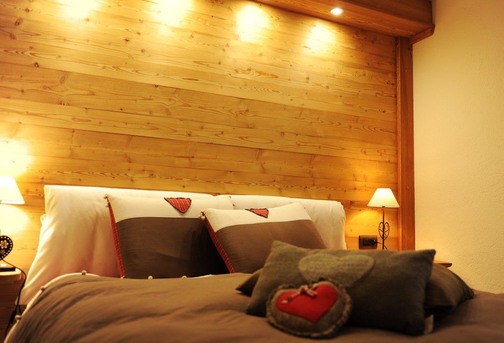 Boiserie in legno come testata da letto
