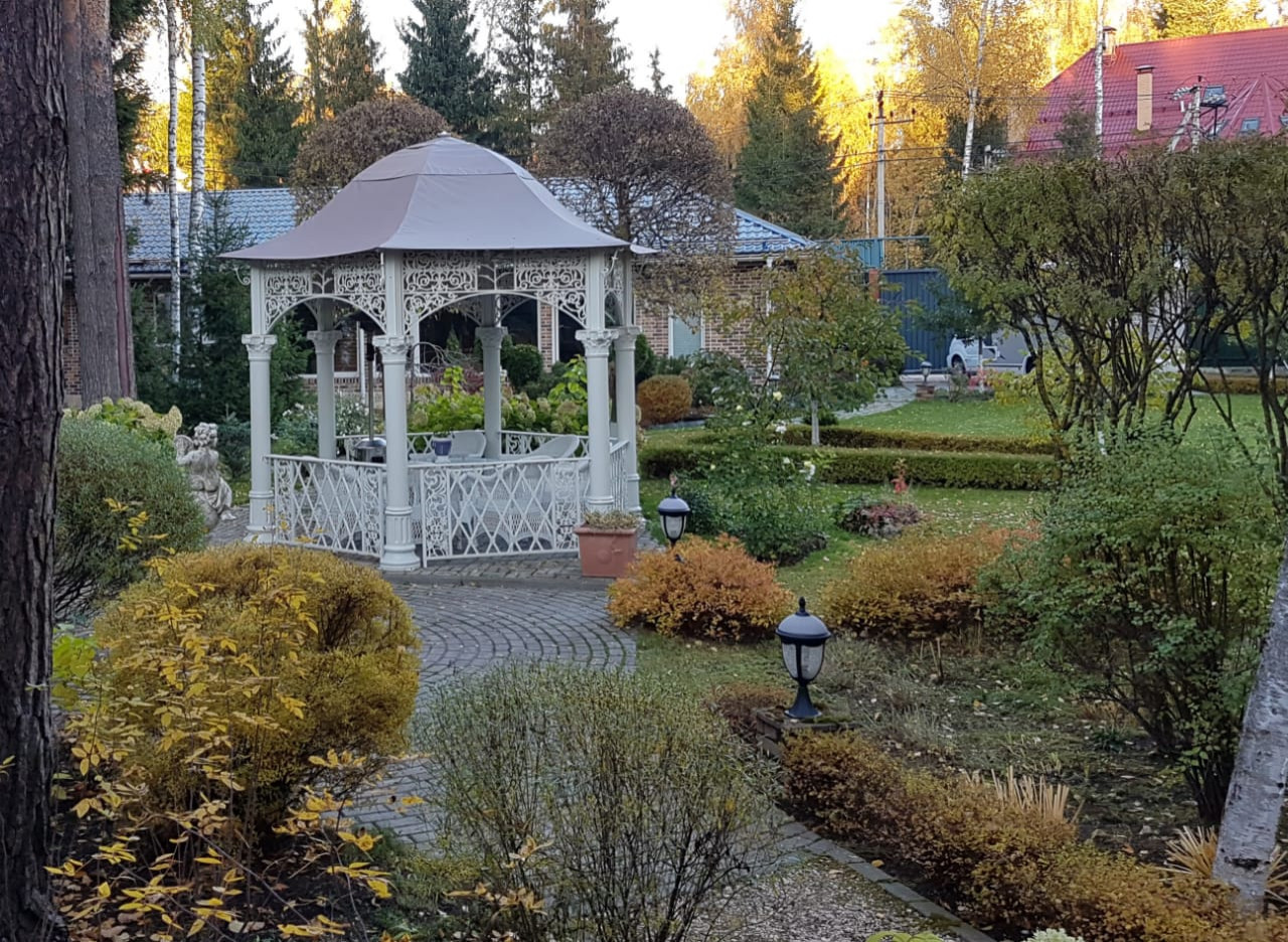 Быстровозводимая беседка из литых элементов в усадьбе