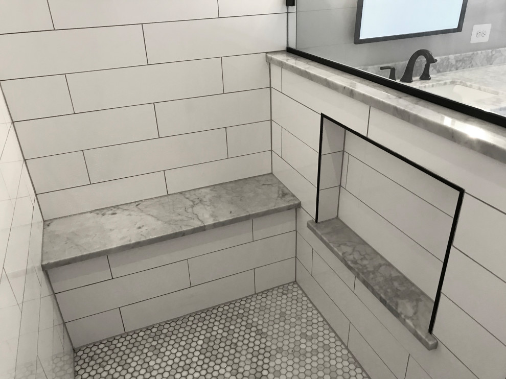 Idéer för ett lantligt flerfärgad en-suite badrum, med skåp i shakerstil, vita skåp, en dusch i en alkov, en toalettstol med separat cisternkåpa, vit kakel, keramikplattor, grå väggar, klinkergolv i keramik, ett undermonterad handfat, granitbänkskiva, grått golv och dusch med gångjärnsdörr