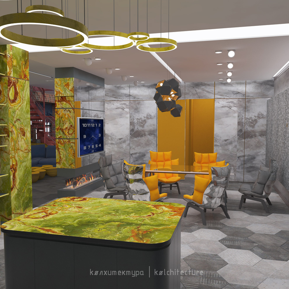 Кухня-столовая с камином.