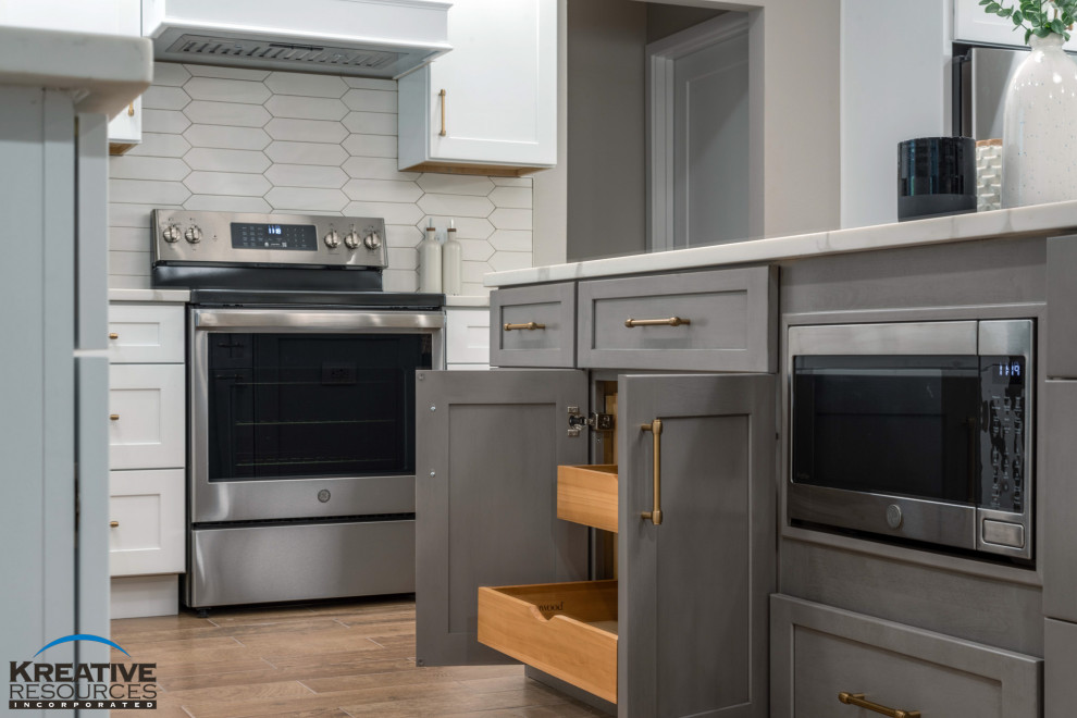 Example of a large transitional l-shaped porcelain tile and brown floor eat-in kitchen design in Orlando with an undermount sink, shaker cabinets, quartzite countertops, beige backsplash, porcelain backsplash, stainless steel appliances, an island and white countertops