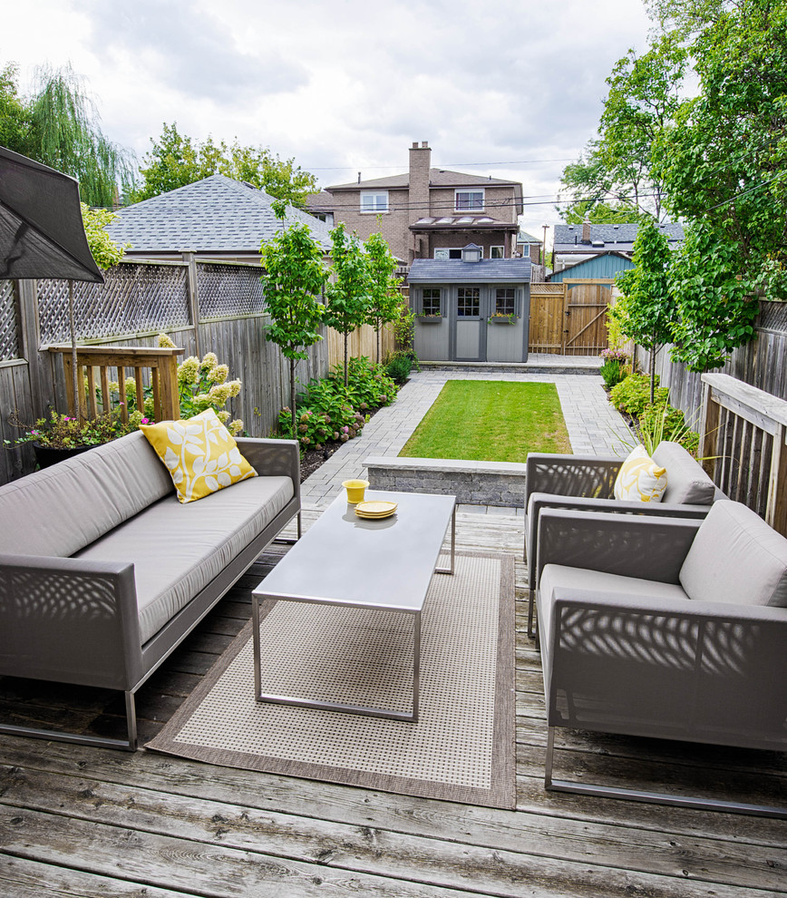 Design ideas for a transitional backyard deck in Toronto.