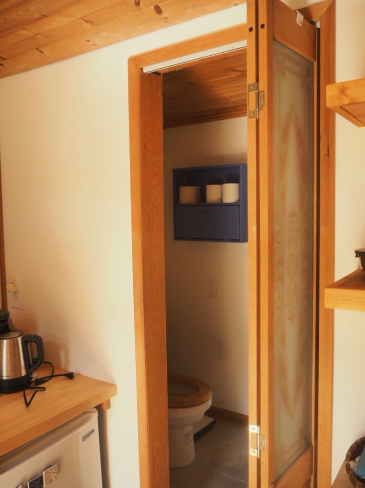 Ejemplo de cuarto de baño rústico pequeño con suelo de baldosas de cerámica, aseo y ducha, suelo beige y cuarto de baño