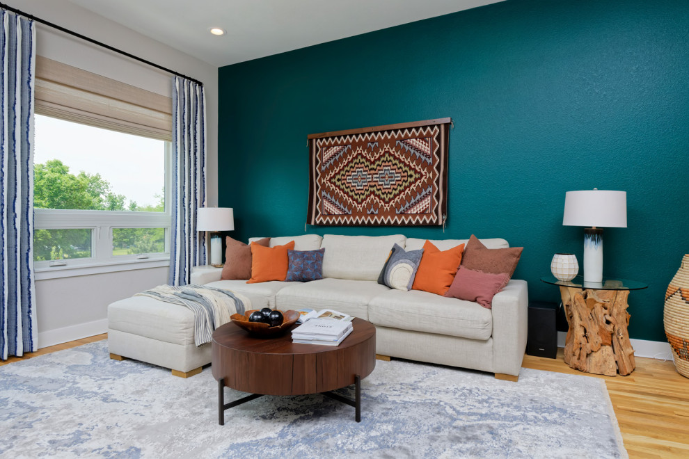 Mittelgroßes, Repräsentatives, Fernseherloses, Abgetrenntes Modernes Wohnzimmer ohne Kamin mit grüner Wandfarbe und braunem Holzboden in Denver