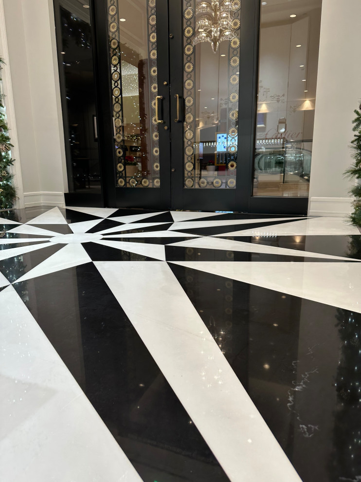 Kleines Modernes Foyer mit Marmorboden und schwarzem Boden in Orange County