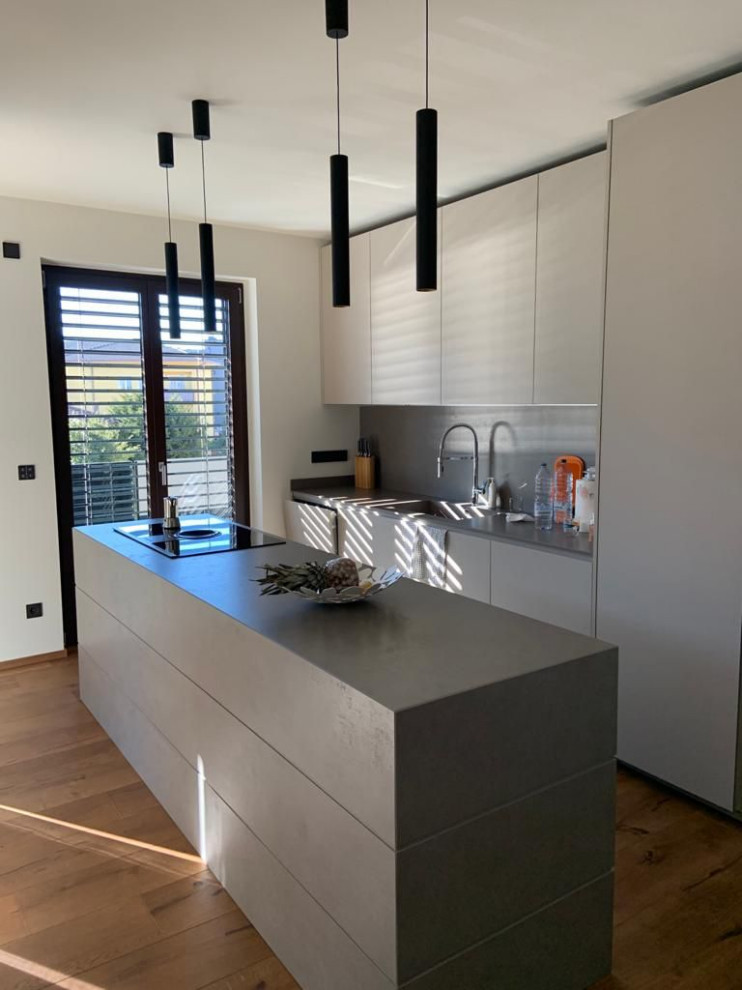 Esempio di una cucina minimal di medie dimensioni con parquet chiaro e pavimento beige