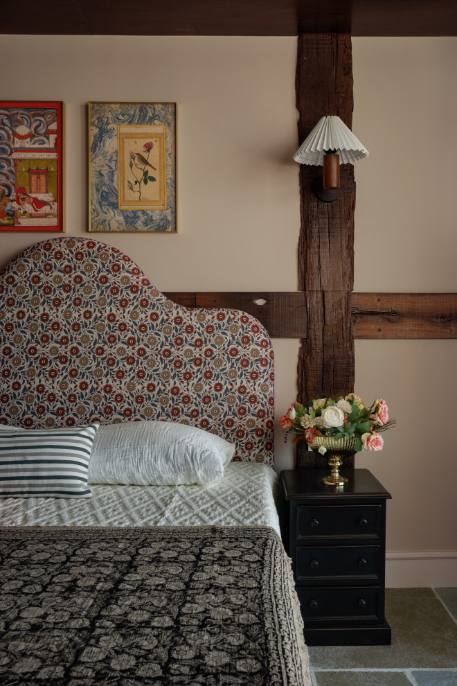 This is an example of an american bedroom in Mumbai.