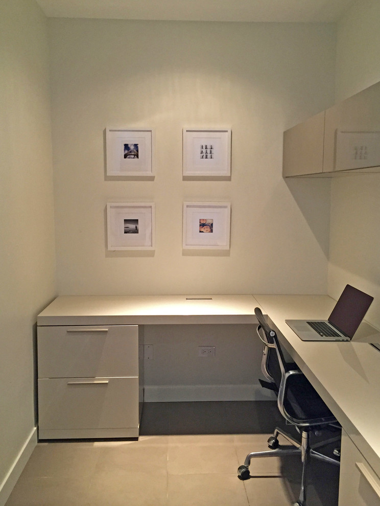 Design ideas for a small contemporary home office in Chicago.