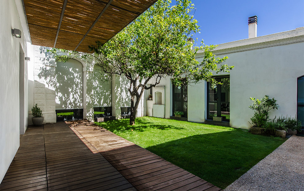 Photo of a large contemporary courtyard patio in Cagliari.