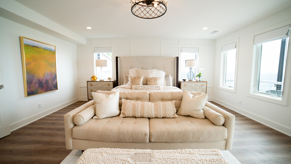 Modernes Schlafzimmer mit weißer Wandfarbe, Vinylboden, braunem Boden und vertäfelten Wänden in Grand Rapids