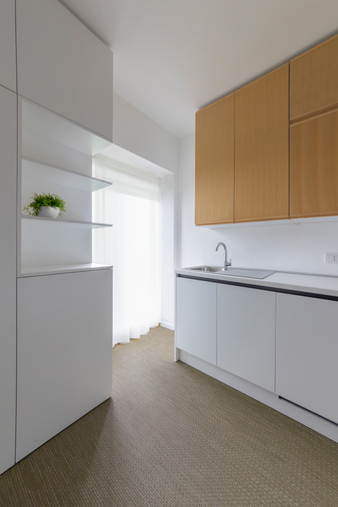 На фото: маленькая кухня в стиле модернизм с ковровым покрытием и зеленым полом для на участке и в саду с