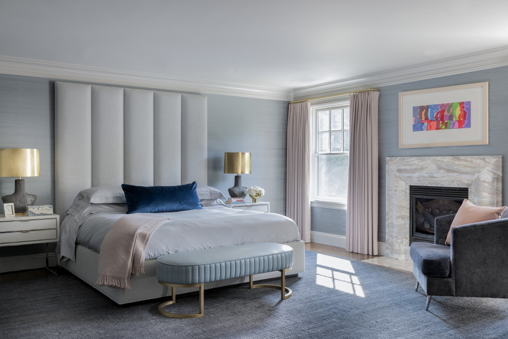 Свежая идея для дизайна: большая хозяйская спальня в стиле неоклассика (современная классика) с синими стенами, ковровым покрытием, стандартным камином, фасадом камина из камня, синим полом и обоями на стенах - отличное фото интерьера