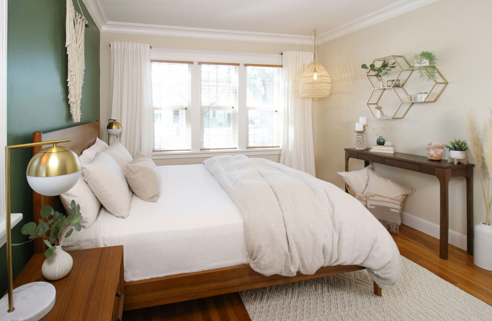 Diseño de dormitorio principal vintage de tamaño medio con paredes verdes, suelo de madera en tonos medios y suelo marrón
