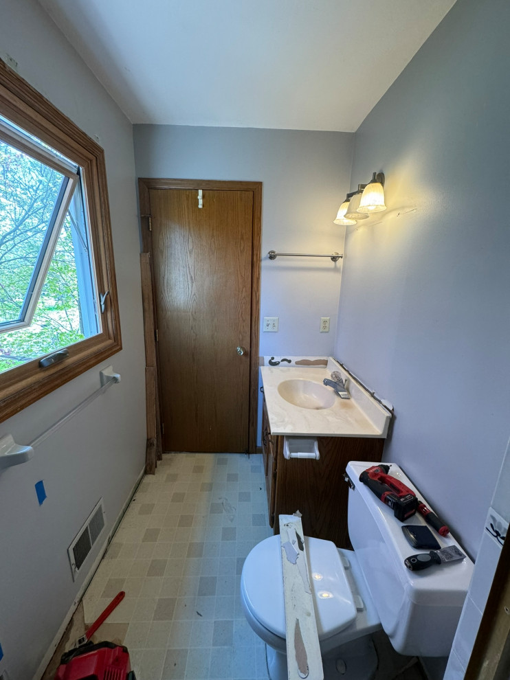 Teal Lake Owner's Bathroom