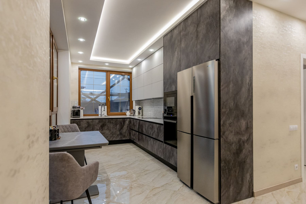 Exempel på ett stort modernt grå grått kök, med en undermonterad diskho, luckor med upphöjd panel, grå skåp, bänkskiva i koppar, grått stänkskydd, stänkskydd i mosaik, vita vitvaror, klinkergolv i porslin och beiget golv