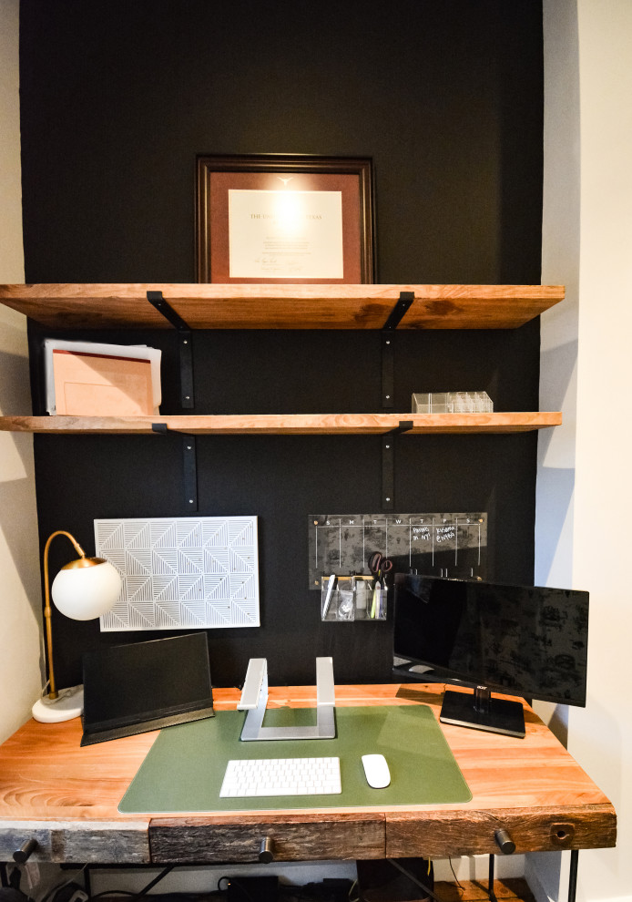 Idee per un piccolo studio industriale con pareti nere, moquette, scrivania autoportante, pavimento multicolore e carta da parati