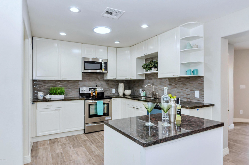 Kitchen - kitchen idea in Phoenix