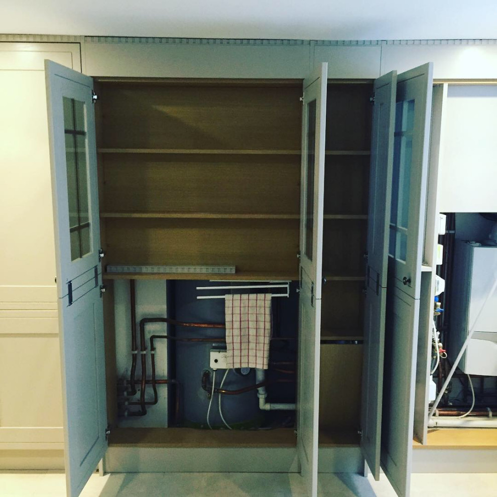 Country style shaker kitchen - Farmhouse - Kitchen - London - by