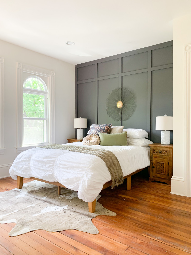 他の地域にあるトランジショナルスタイルのおしゃれな寝室 (グレーの壁、無垢フローリング、茶色い床)