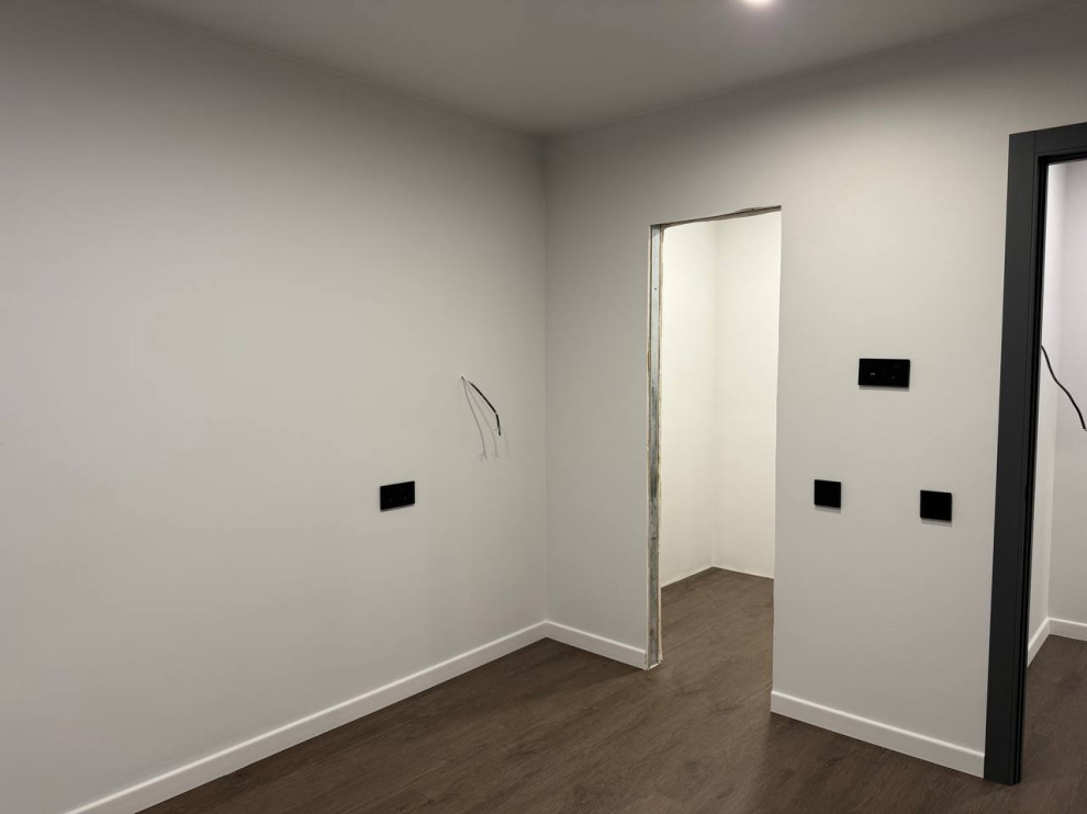 Метро Большевиков, Дом 1960 года постройки.