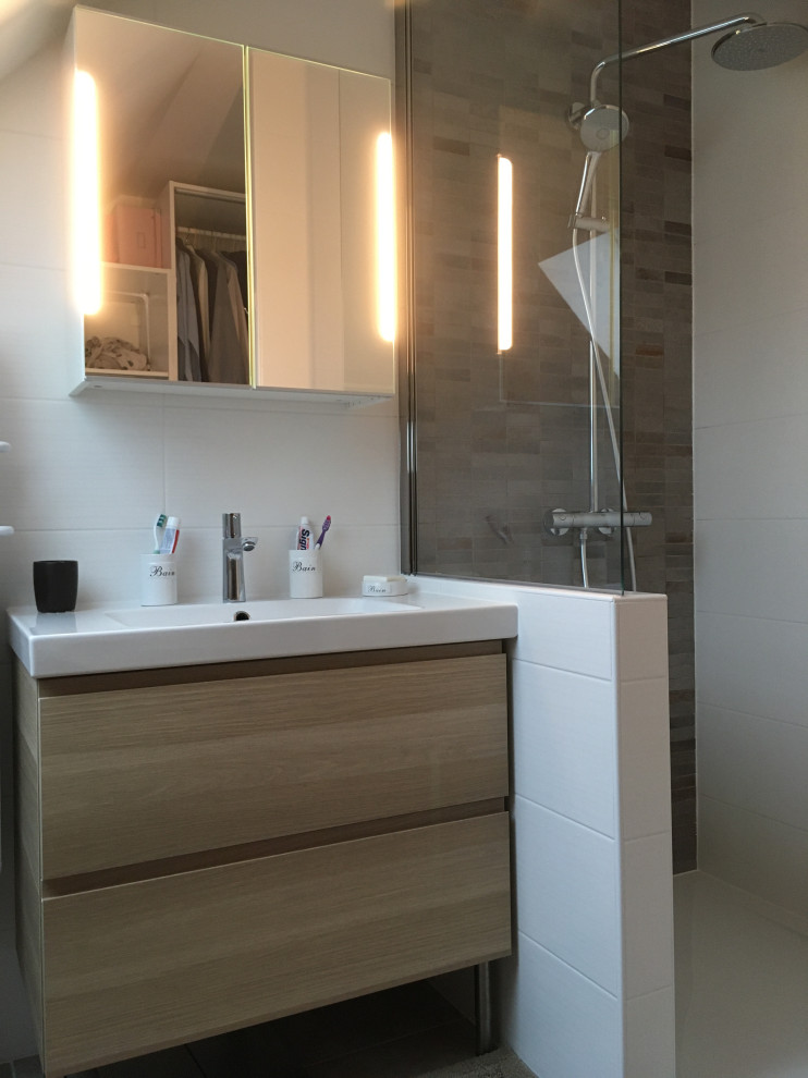Small modern 3/4 bathroom in Paris with an open shower, ceramic tile, ceramic floors, a console sink, beige floor and white benchtops.