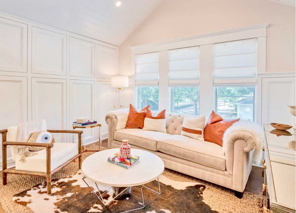 Foto de sala de estar abierta, abovedada y blanca marinera de tamaño medio con paredes blancas, suelo de madera clara, televisor colgado en la pared, suelo marrón y boiserie