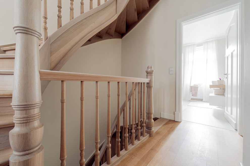 Классическая лестница из дуба с изогнутыми перилами