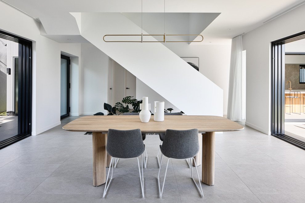 Foto di una sala da pranzo minimal di medie dimensioni con pavimento in gres porcellanato e pavimento grigio