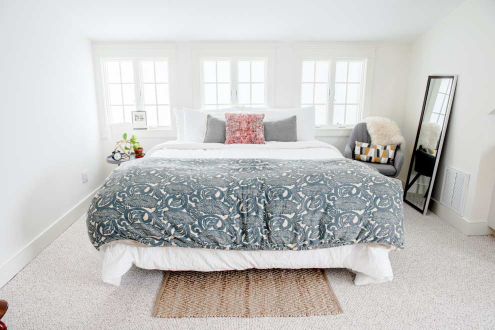 Immagine di una piccola camera da letto stile loft chic con pareti bianche, moquette, pavimento bianco e soffitto a volta
