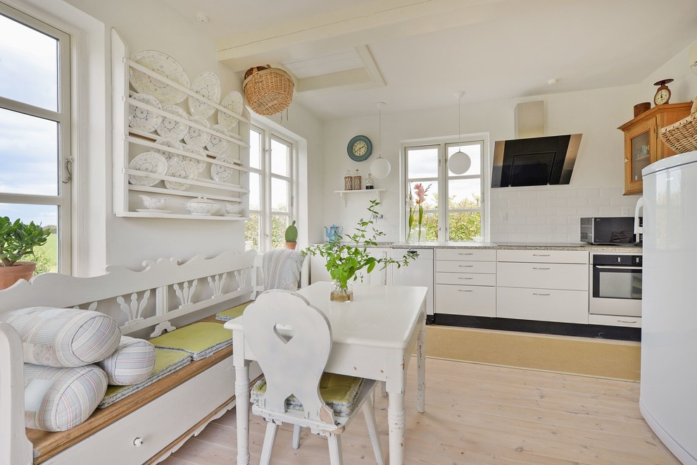 Design ideas for a scandinavian kitchen in Odense.