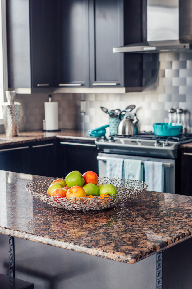 Transitional home design photo in Toronto