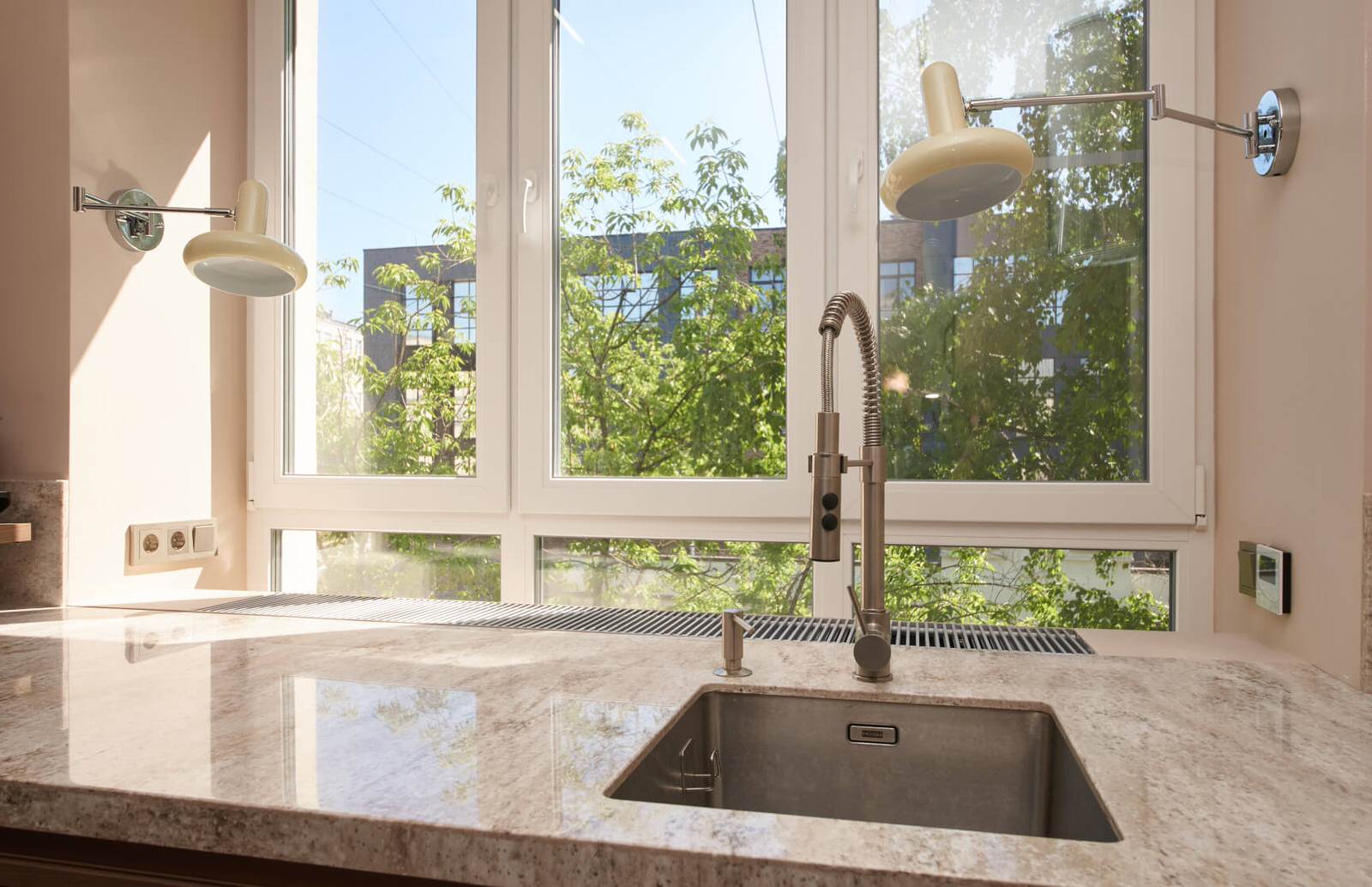 Кухня Петра с древесной текстурой от дизайнера