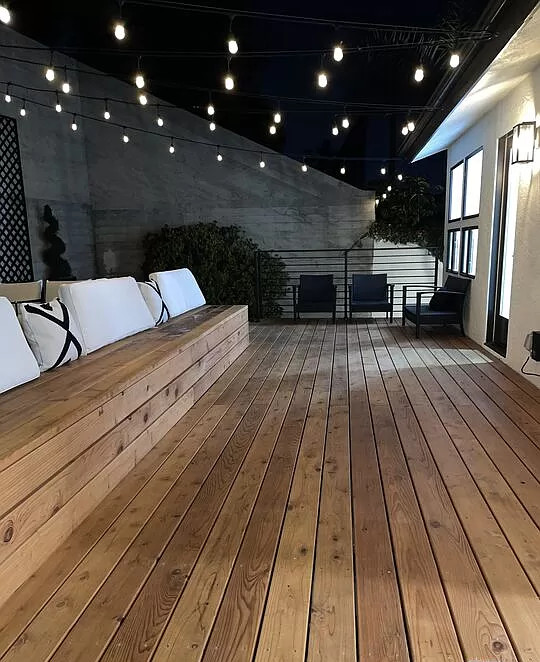 Inspiration for a mid-sized contemporary backyard second story privacy and cable railing deck remodel in Los Angeles with no cover