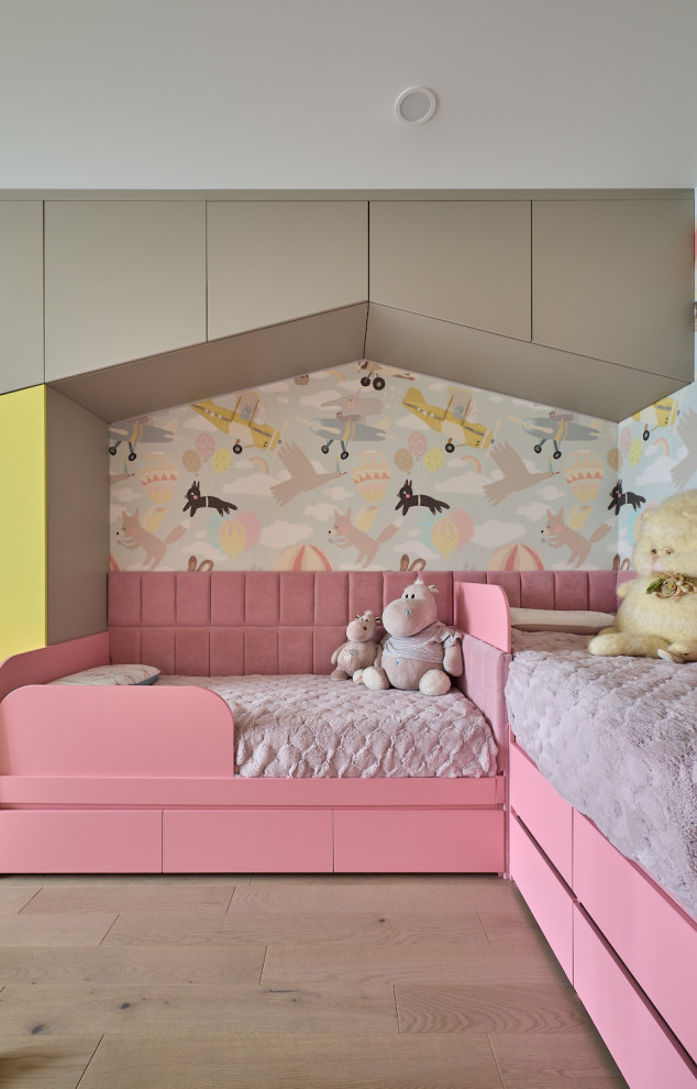 Пример оригинального дизайна: детская среднего размера в современном стиле с спальным местом, розовыми стенами, паркетным полом среднего тона и бежевым полом для ребенка от 4 до 10 лет, девочки