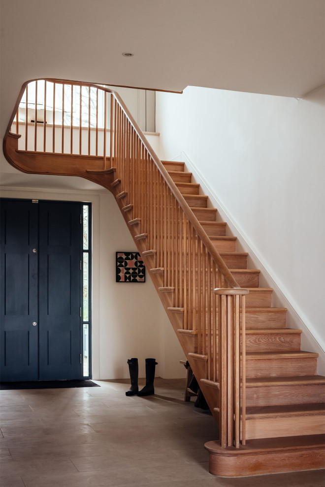 Imagen de escalera recta clásica con escalones de madera y contrahuellas de madera