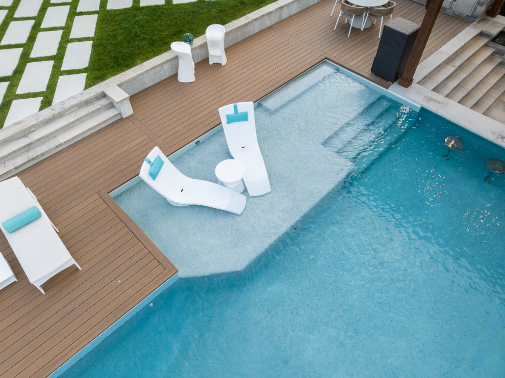 Idee per una piscina chic rettangolare di medie dimensioni e dietro casa con paesaggistica bordo piscina e pedane