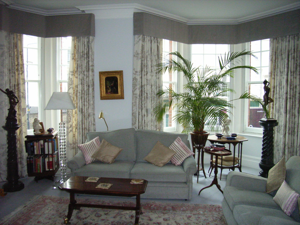 Design ideas for a traditional living room in London.