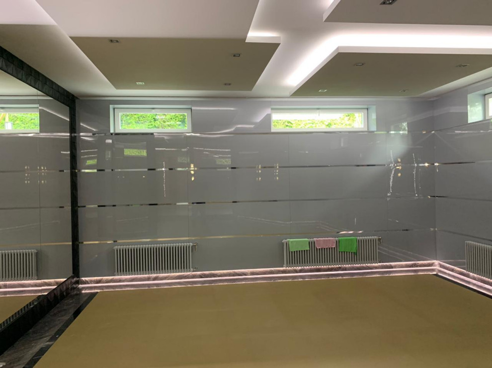 Стеновая панеляция зоны бассейна и спортзала в частном доме