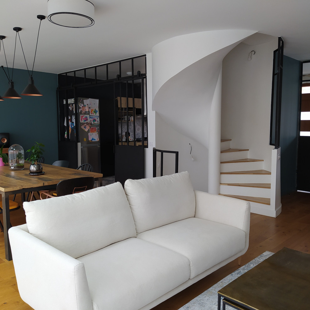 Стильный дизайн: большая изолированная гостиная комната в стиле лофт с с книжными шкафами и полками, синими стенами, светлым паркетным полом и обоями на стенах без камина, телевизора - последний тренд