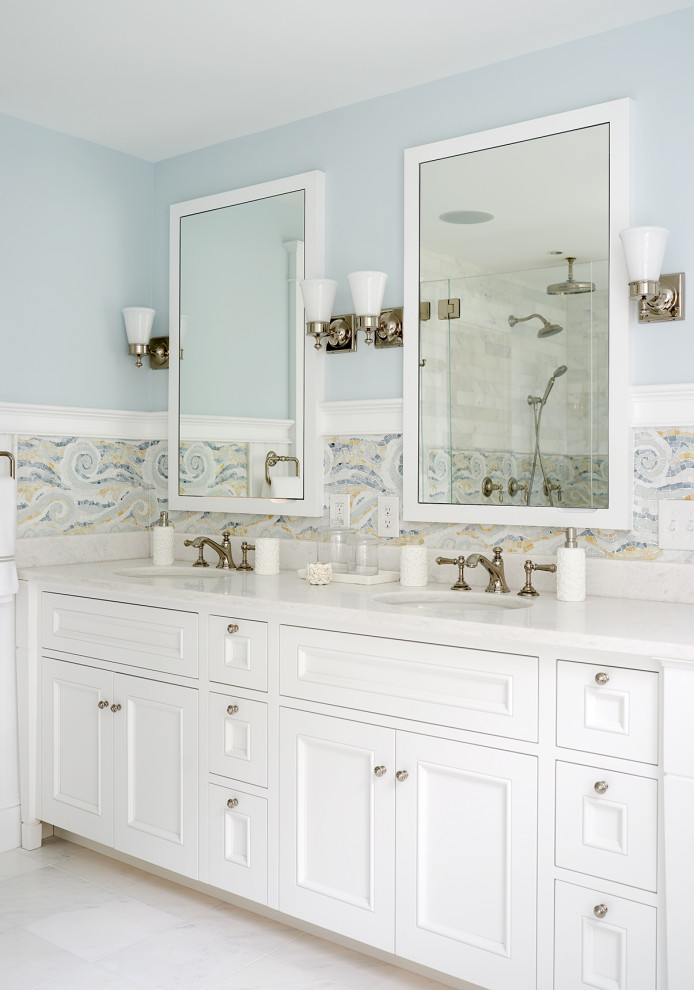 Maritimes Badezimmer En Suite mit weißen Schränken, blauen Fliesen, blauer Wandfarbe, Einbauwaschbecken, weißer Waschtischplatte, Doppelwaschbecken und eingebautem Waschtisch in Portland Maine