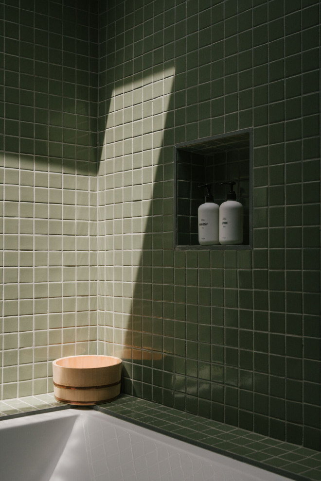 ロサンゼルスにあるお手頃価格のモダンスタイルのおしゃれな浴室 (ドロップイン型浴槽、緑のタイル、セラミックタイル、緑の壁、セラミックタイルの床、緑の床) の写真