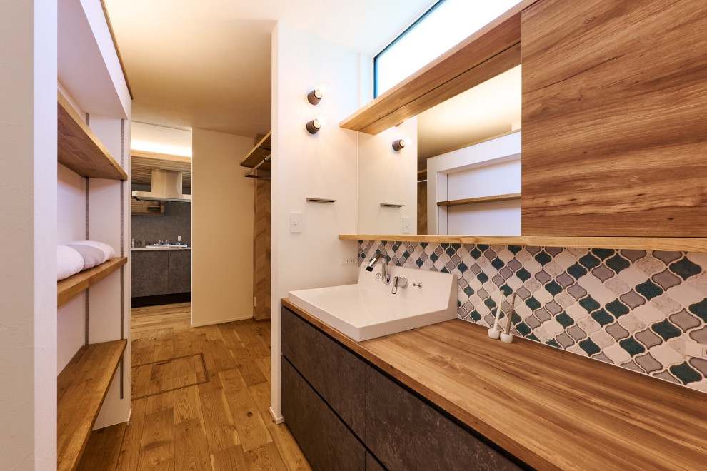 他の地域にあるモダンスタイルのおしゃれなトイレ・洗面所の写真