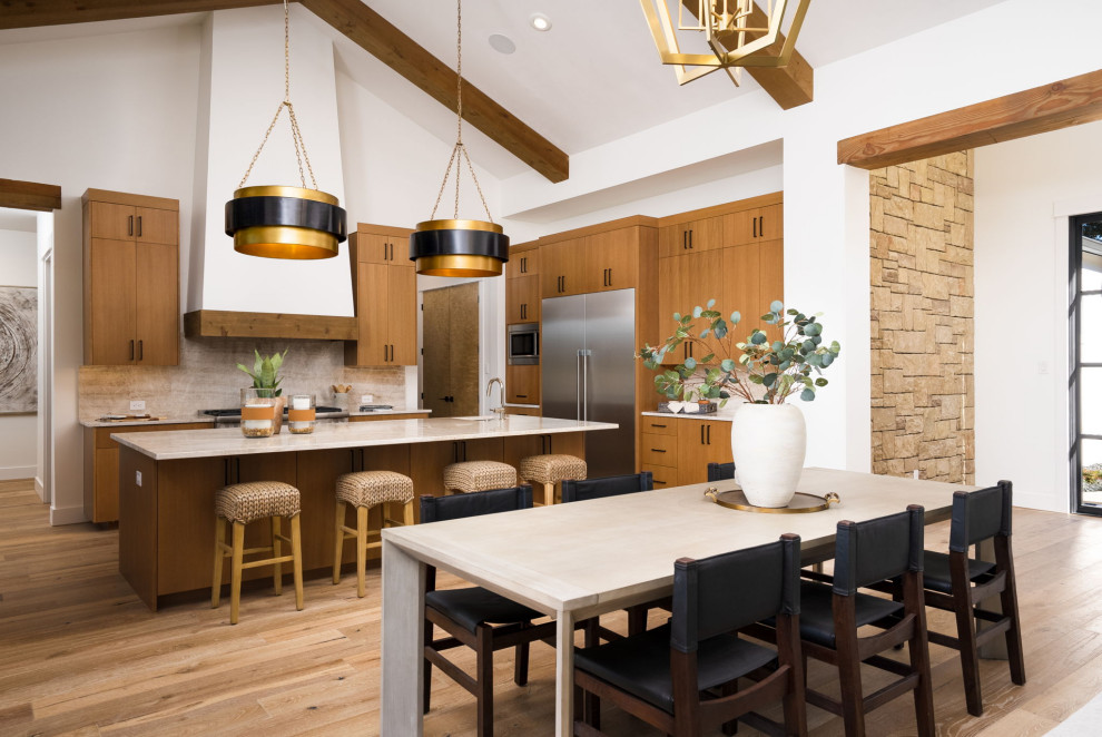 Exempel på ett stort modernt beige beige kök, med en rustik diskho, släta luckor, bruna skåp, bänkskiva i kvartsit, beige stänkskydd, stänkskydd i sten, rostfria vitvaror, ljust trägolv, en köksö och brunt golv