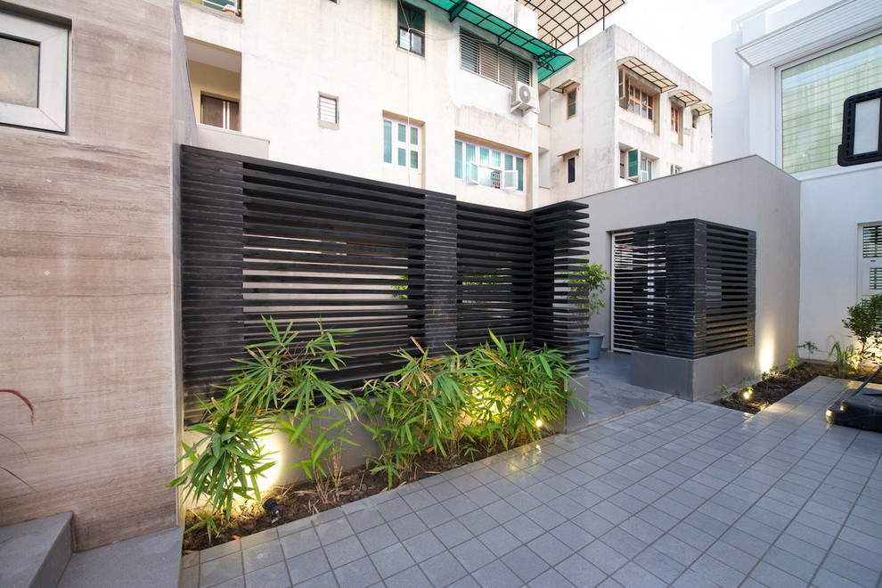 This is an example of a modern patio in Ahmedabad.